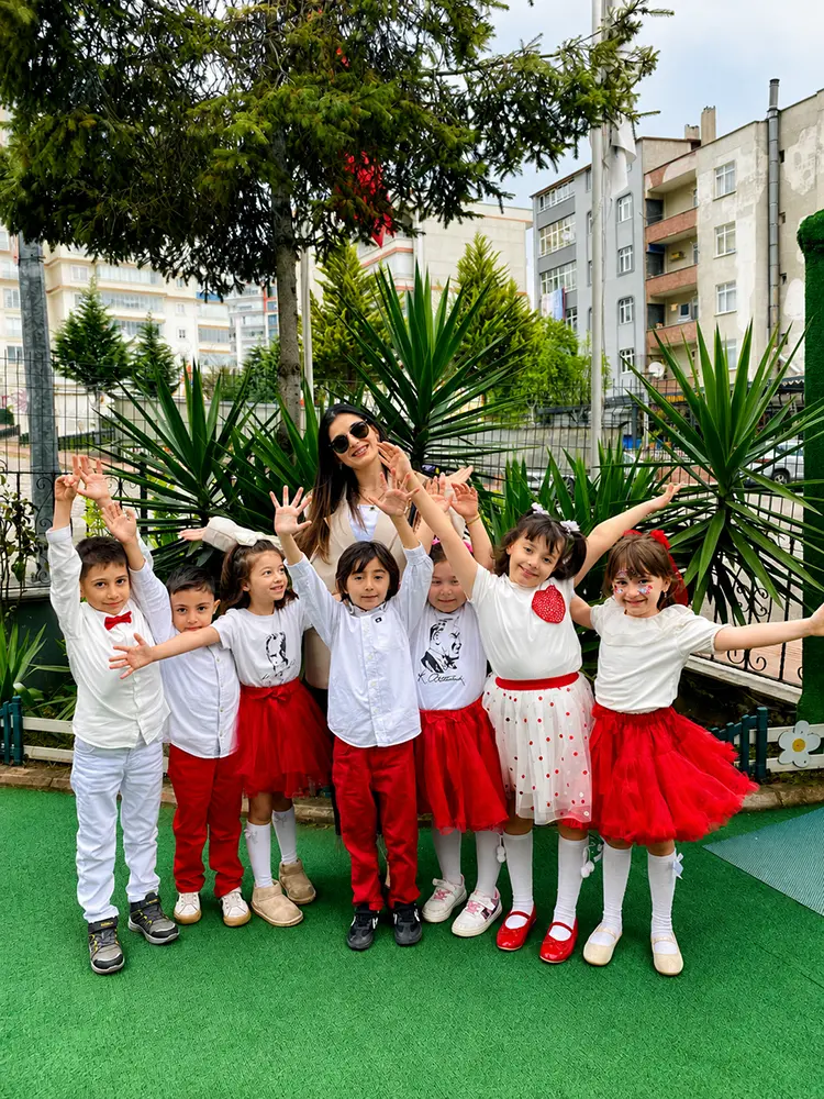 Bahçede oyun ve açık hava zamanı — çocuklar doğayla buluşuyor