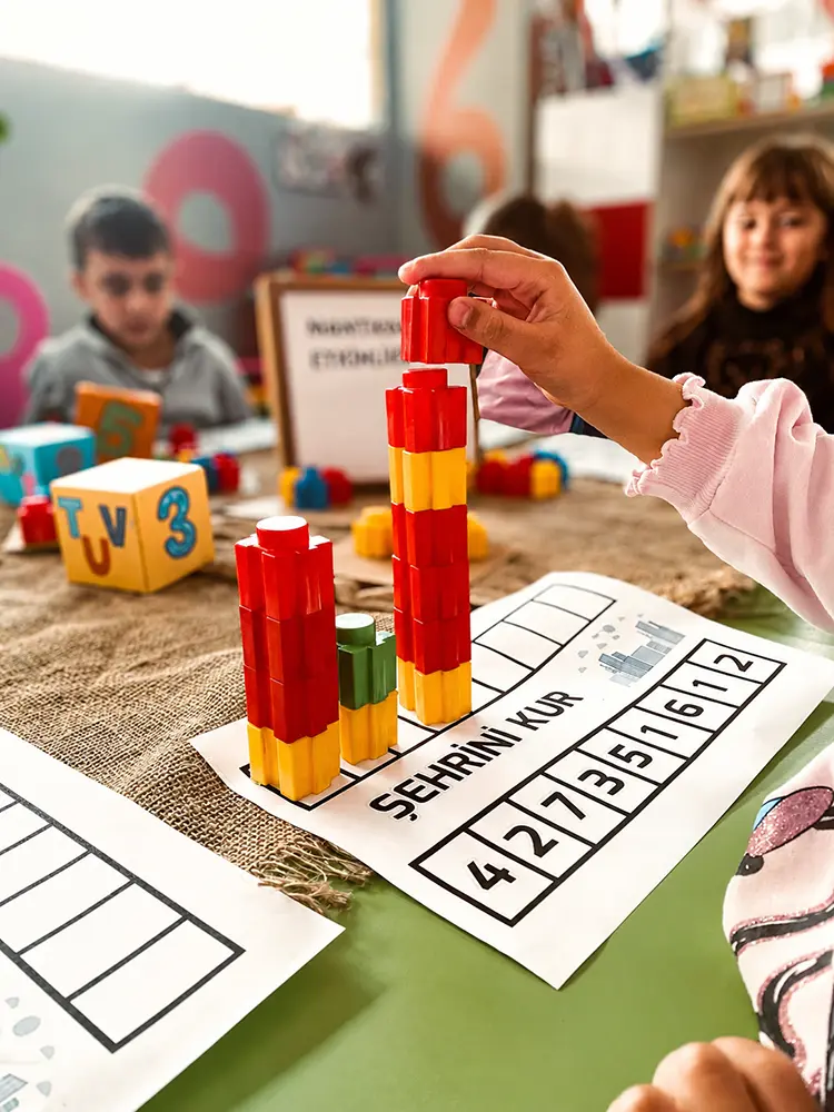 Modern ve güvenli sınıf ortamı — çocuklara uygun düzen ve malzemeler