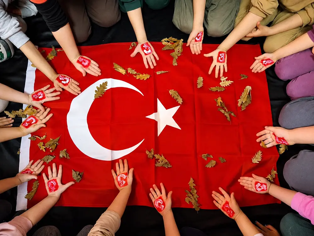 Anaokulu sınıfında grup etkinliği — çocuklar birlikte öğreniyor
